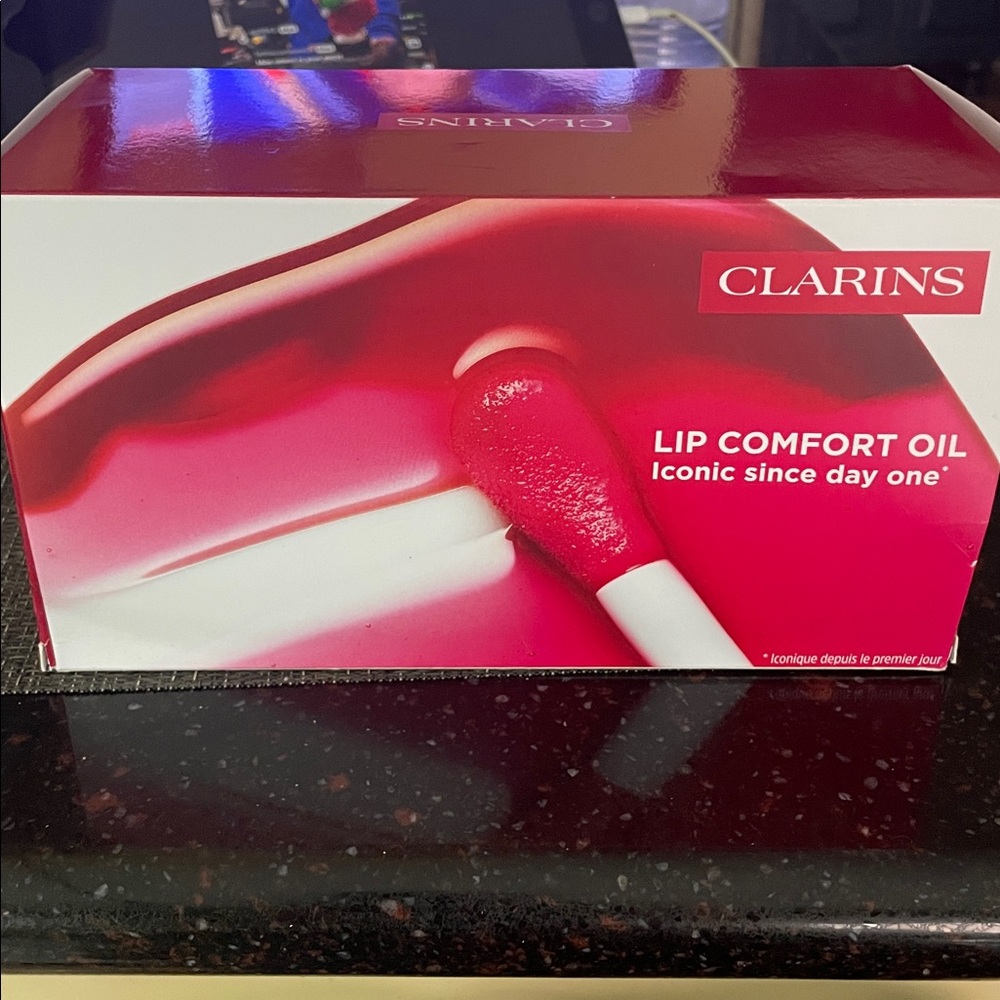 Clarins Lip Oil Collection in Red and Gold 5 lip oils - Picture 5 of 7